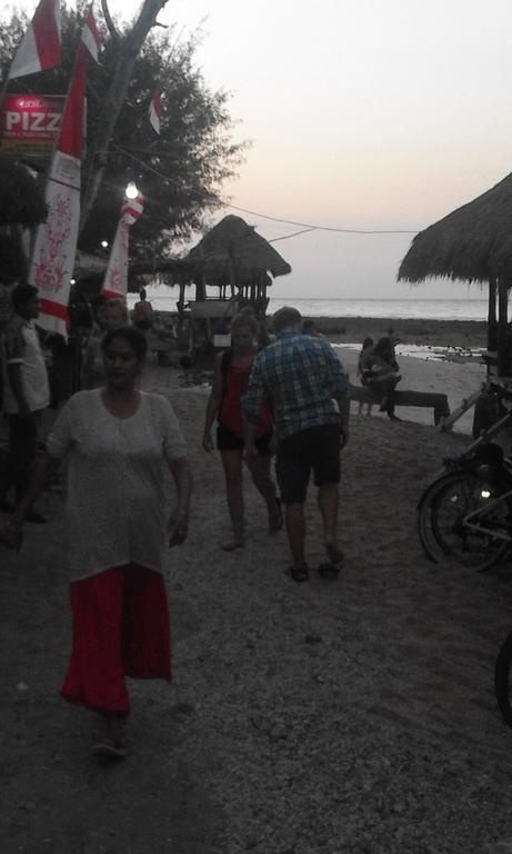 Coral Beach Pizza Cottages Gili Trawangan Exterior photo