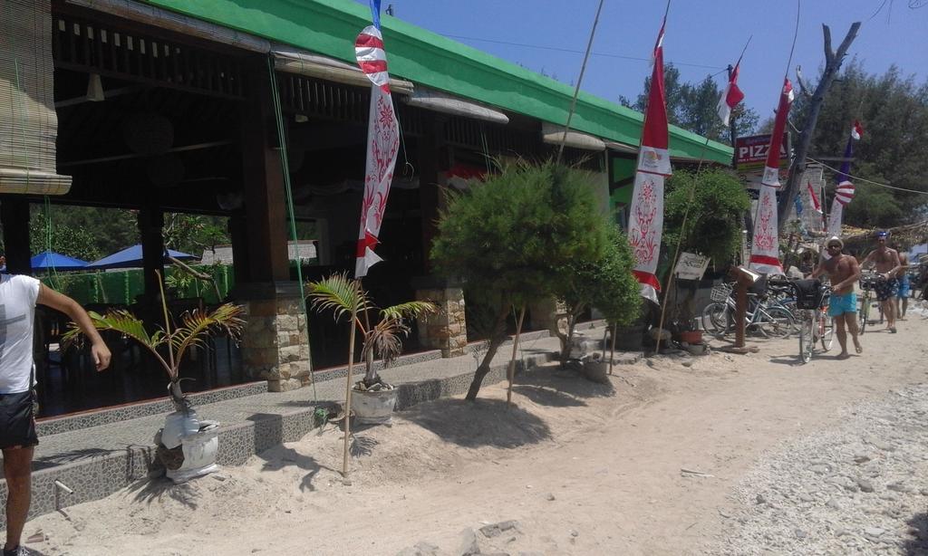 Coral Beach Pizza Cottages Gili Trawangan Exterior photo