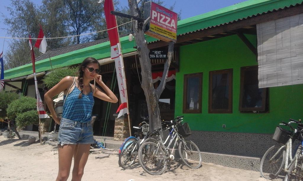 Coral Beach Pizza Cottages Gili Trawangan Exterior photo