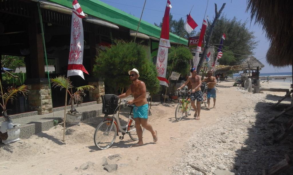 Coral Beach Pizza Cottages Gili Trawangan Exterior photo