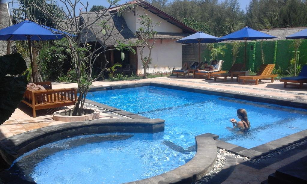 Coral Beach Pizza Cottages Gili Trawangan Exterior photo