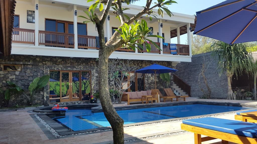 Coral Beach Pizza Cottages Gili Trawangan Exterior photo