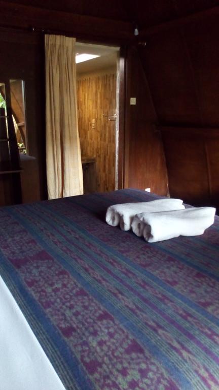 Coral Beach Pizza Cottages Gili Trawangan Exterior photo