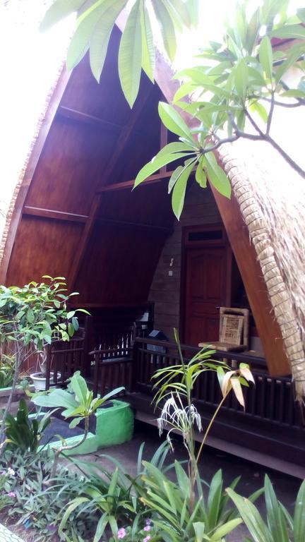 Coral Beach Pizza Cottages Gili Trawangan Exterior photo