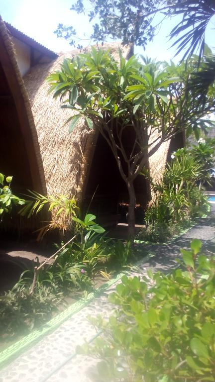 Coral Beach Pizza Cottages Gili Trawangan Exterior photo