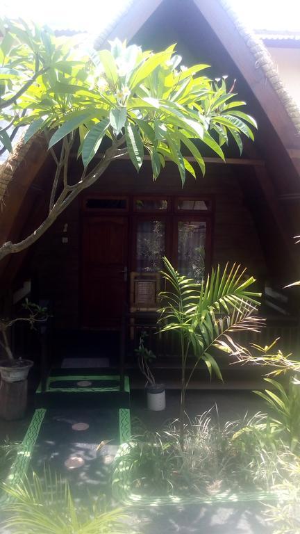 Coral Beach Pizza Cottages Gili Trawangan Exterior photo