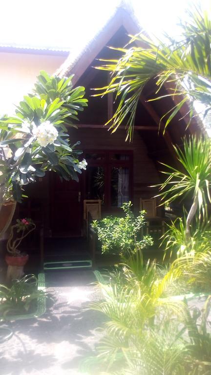 Coral Beach Pizza Cottages Gili Trawangan Exterior photo