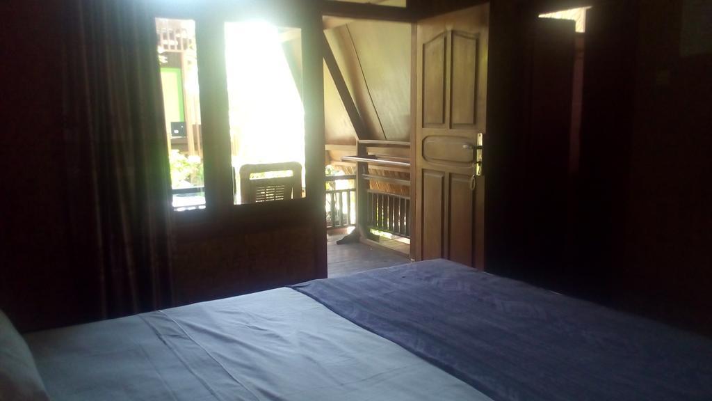 Coral Beach Pizza Cottages Gili Trawangan Exterior photo