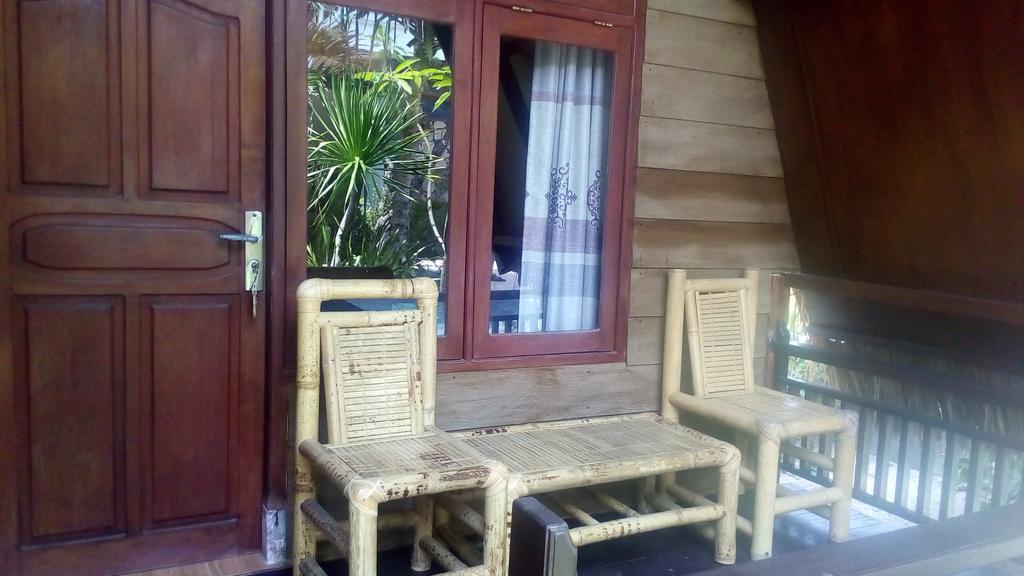 Coral Beach Pizza Cottages Gili Trawangan Exterior photo
