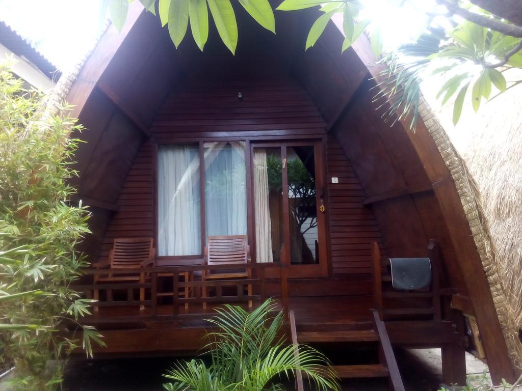 Coral Beach Pizza Cottages Gili Trawangan Exterior photo