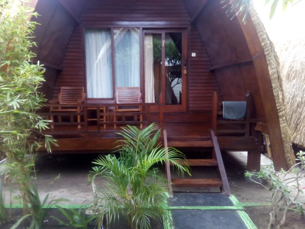 Coral Beach Pizza Cottages Gili Trawangan Exterior photo