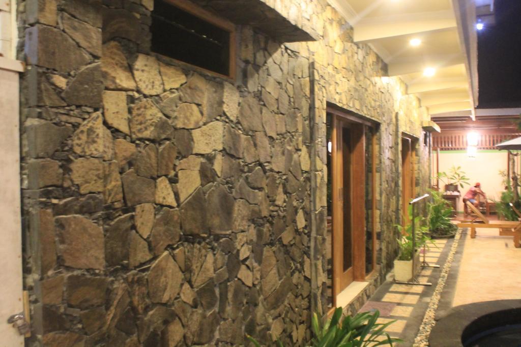 Coral Beach Pizza Cottages Gili Trawangan Exterior photo