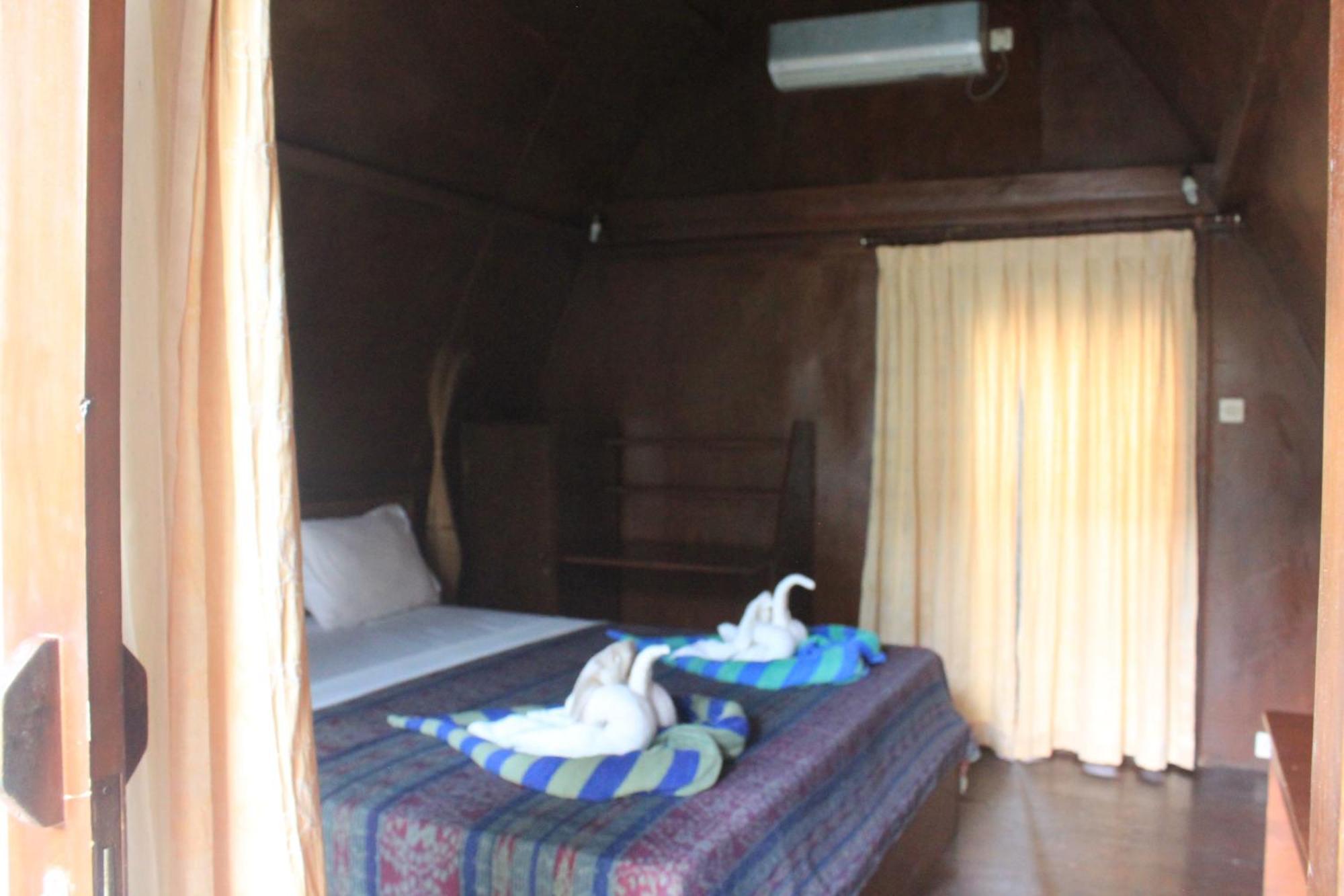 Coral Beach Pizza Cottages Gili Trawangan Exterior photo