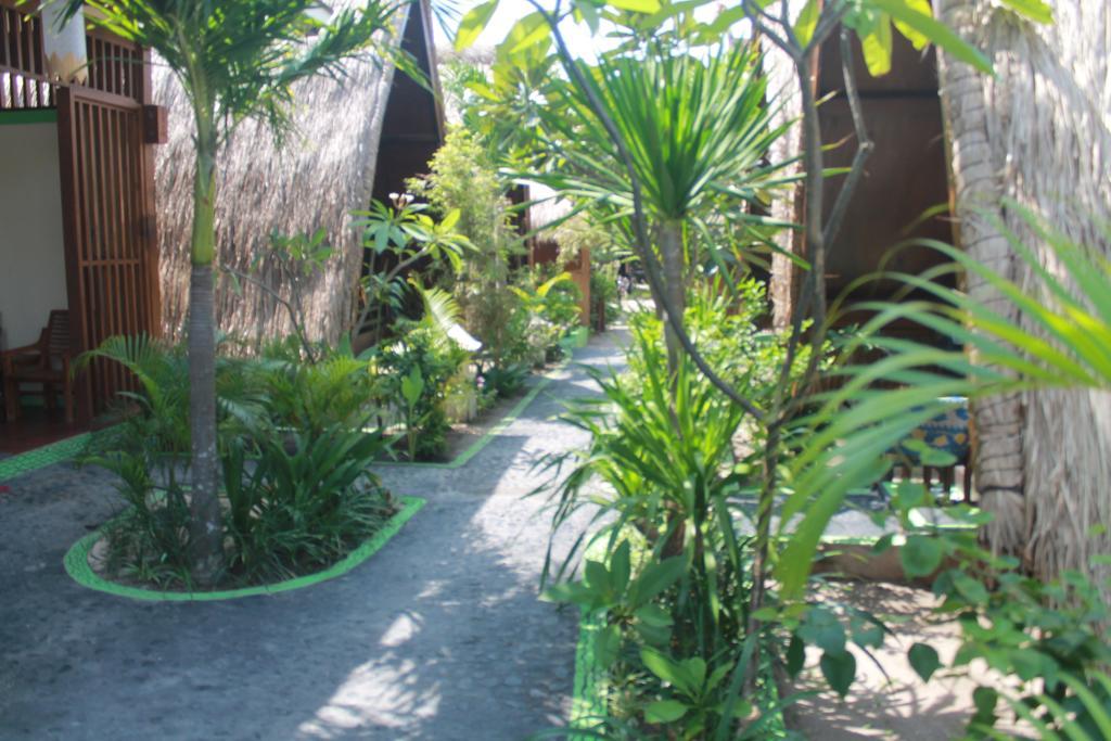 Coral Beach Pizza Cottages Gili Trawangan Exterior photo