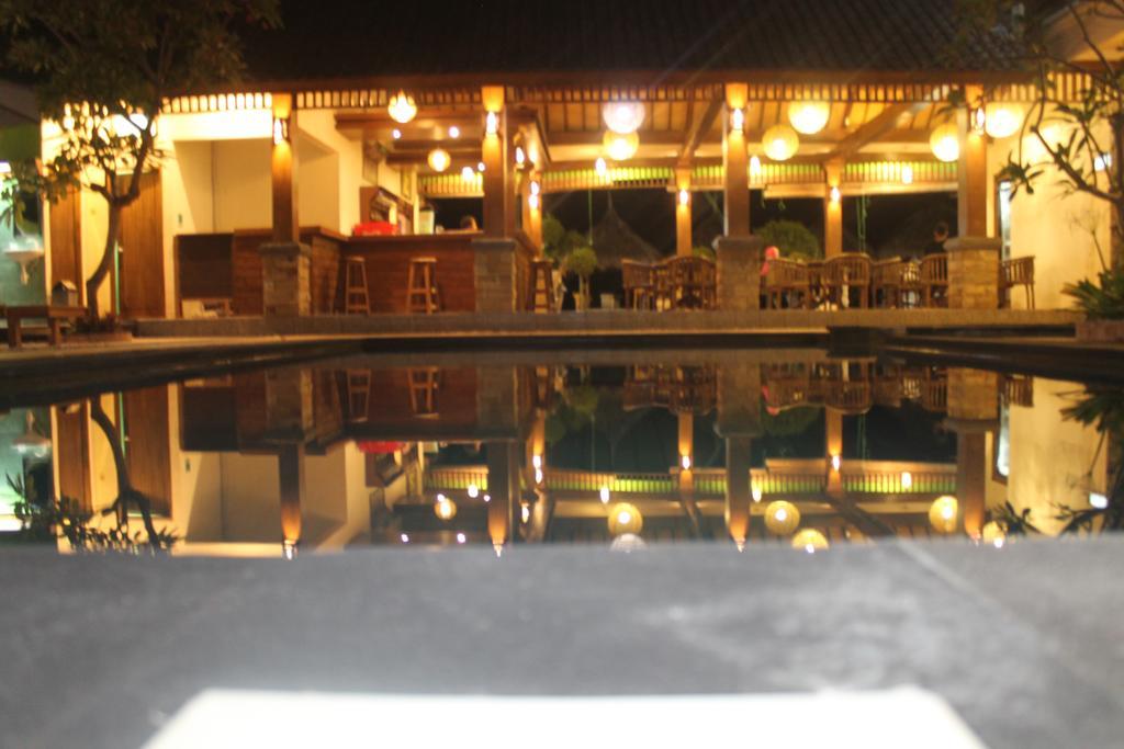 Coral Beach Pizza Cottages Gili Trawangan Exterior photo