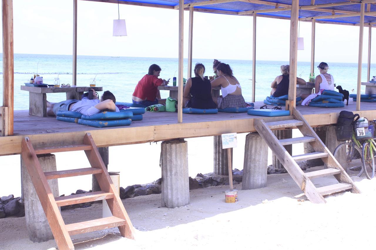 Coral Beach Pizza Cottages Gili Trawangan Exterior photo