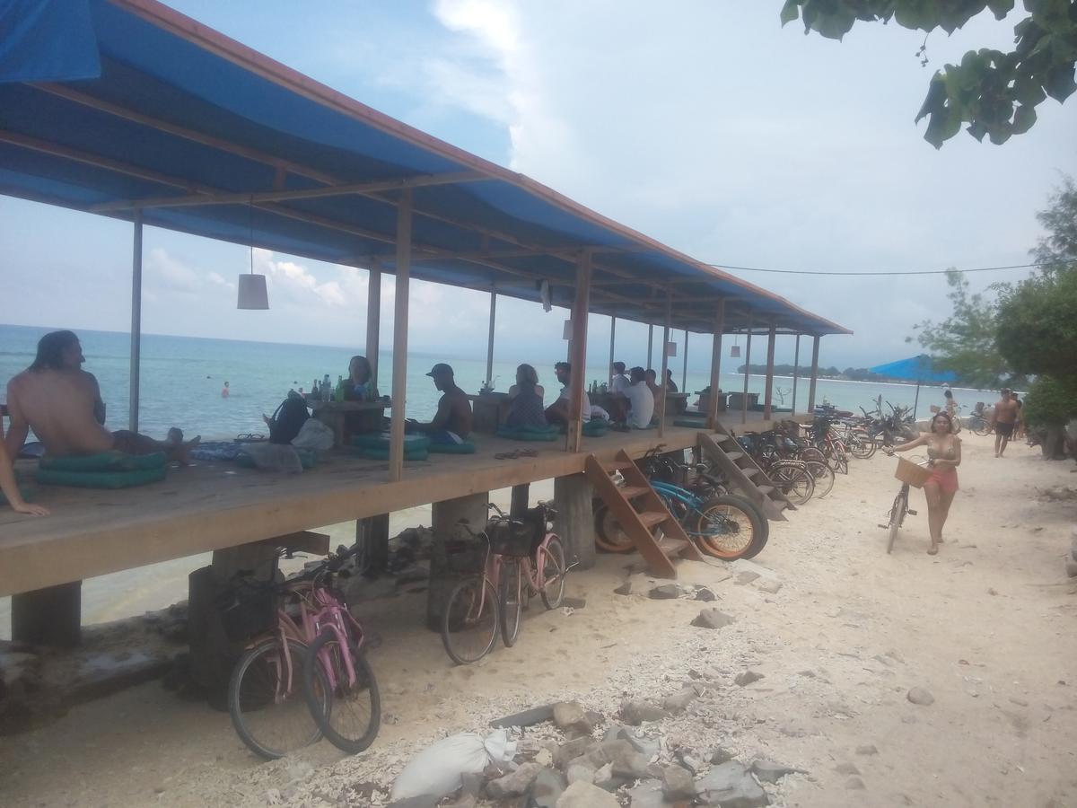 Coral Beach Pizza Cottages Gili Trawangan Exterior photo